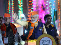 PM <i class="tbold">modi wave</i>s at supporters