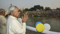 Bihar <i class="tbold">cm nitish kumar</i> offers prayers to setting sun
