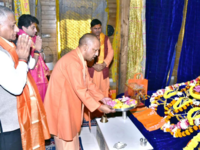 CM performed aarti at <i class="tbold">hanumangarhi</i> temple