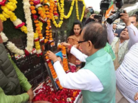 MP CM Shivraj <i class="tbold">chouhan</i> paid tribute in Bhopal