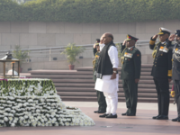 <i class="tbold">defence minister</i> pays tribute