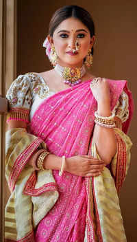 10 beautiful saree looks of <i class="tbold">gautami deshpande</i>