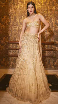 Shanaya Kapoor serves <i class="tbold">wedding season</i> glamour in a golden lehenga