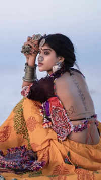Best <i class="tbold">traditional look</i>s of Khushi Shah