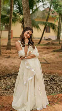 Pooja Hegde mesmerizes as a dream <i class="tbold">girl in white</i> chiffon lehenga
