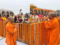 UP <i class="tbold">cm yogi adityanath</i> reaches at Ram janmabhoomi