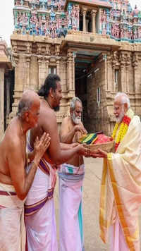 PM <i class="tbold">modi visit</i>ed Various Temple