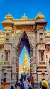 <i class="tbold">kashi vishwanath temple</i>
