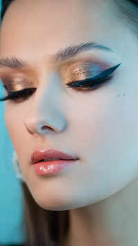 ​Dramatic winged <i class="tbold">liner</i>
