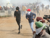 Farmers break barricades, Haryana Police lobs <i class="tbold">teargas</i> shells
