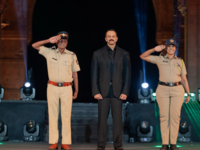 Rohit Shetty shares stage with <i class="tbold">mumbai police</i>