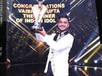 Vaibhav Gupta wins <i class="tbold">indian idol</i> 14 trophy