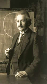 <i class="tbold">Albert Einstein</i>