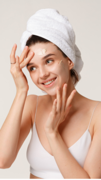 Apply a <i class="tbold">moisturiser</i> for better makeup coverage