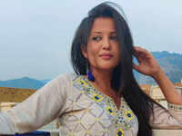 <i class="tbold">gulki joshi</i>