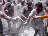 ​What is <i class="tbold">masaan</i> holi?