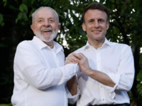 Macron <i class="tbold">smiling</i> with Lula