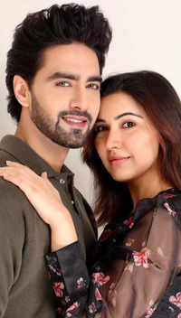Yeh Rishta actor Rohit Purohit’s romantic pics with <i class="tbold">wife</i> Sheena Bajaj