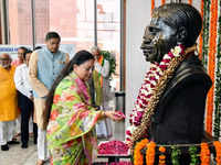 BJP national vice-president Vasundhara Raje pays tribute to founders