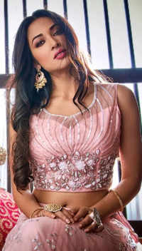 Bhabiji <i class="tbold">actress</i> Vidisha Srivastava's stylish blouse designs