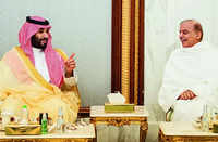 Mohammed bin Salman meets Pak PM in Saudi, urges India-Pak talks to resolve <i class="tbold">kashmir issue</i>