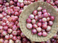 ​Start having a slice of raw onion with your meals during summer season​