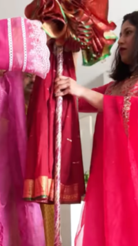 ​Wrapping silk cloth on the bamboo stick