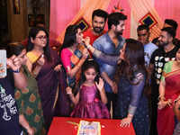 <i class="tbold">jagaddhatri</i> completes 600 episodes; Cast and crew celebrate – see photos