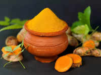 Ayurvedic benefits of <i class="tbold">turmeric</i>