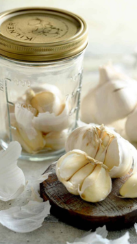Never throw your <i class="tbold">garlic</i> peels