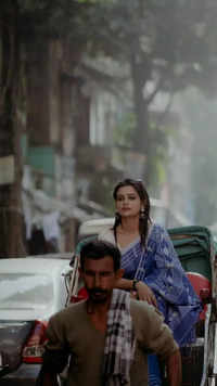 Taking the rickshaw ride in College Street