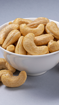 ​<i class="tbold">cashew nuts</i>