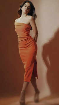 Alaya <i class="tbold">f</i> exudes charm in tangerine bodycon dress