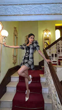 Janhvi Kapoor sets the internet <i class="tbold">ablaze</i> checkered mini-dress