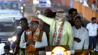 PM Modi leads roadshow with <i class="tbold">nitish kumar</i>, Ravi Shankar Prasad