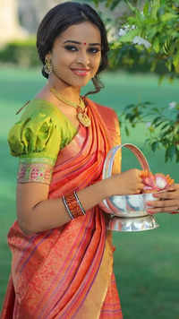 ​​Best ethnic looks of Sri<i class="tbold"> divya</i>​