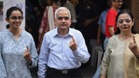 RBI <i class="tbold">governor</i> Das casts vote in Mumbai