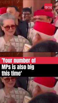 'Your Size...': <i class="tbold">Sonia Gandhi</i>'s Candid Moments With Akhilesh, SP MPs