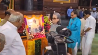 Congress leaders <i class="tbold">Sonia Gandhi</i> and Mallikarjun Kharge pay tributes to Mahatma Gandhi in Parliament House premises