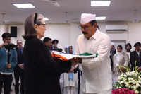 <i class="tbold">Sonia Gandhi</i> pays homage to former PM Manmohan Singh at AICC headquarters