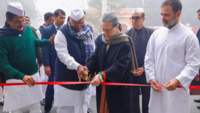 Ribbon cutting by <i class="tbold">Sonia Gandhi</i> and Mallikarjun Kharge