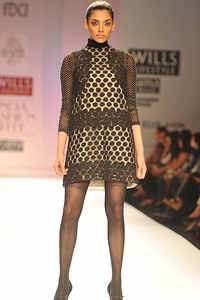 New pictures of <i class="tbold">wills lifestyle india fshion week</i>