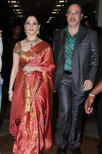 New pictures of <i class="tbold">ram charan reception photos</i>