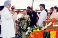 Click here to see the latest images of <i class="tbold">PM Manmohan Singh</i>