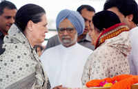 Check out our latest images of <i class="tbold">PM Manmohan Singh</i>