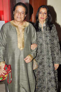 New pictures of <i class="tbold">wife shashi</i>