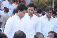 Click here to see the latest images of <i class="tbold">bal thackeray funeral procession</i>
