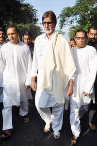 New pictures of <i class="tbold">bal thackeray funeral procession</i>