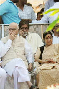 Bal Thackeray's funeral procession