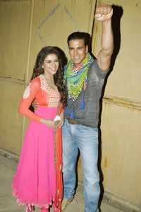 New pictures of <i class="tbold">khiladi 786 movie review</i>